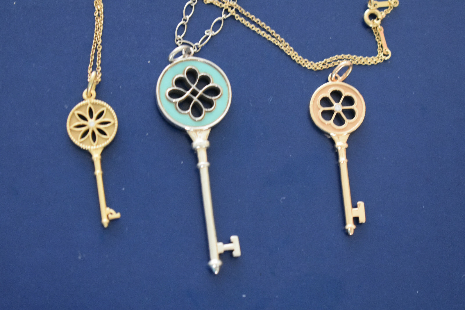 New Tiffany & Co Diamond 1.5" 18K Gold Blossom Key Pendant 17" Necklace & Pouch